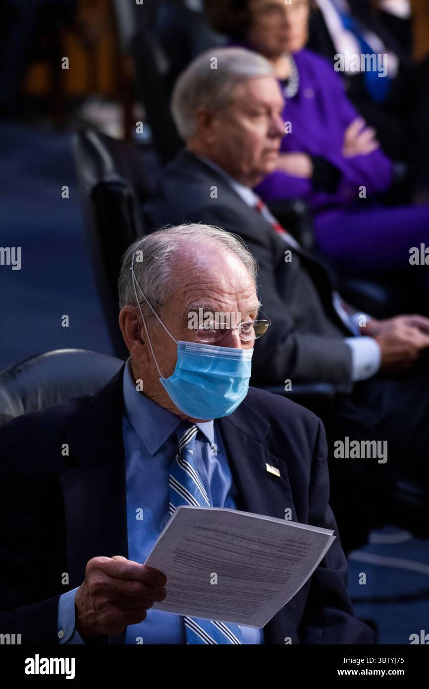 15 octobre 2020, Washington, District de Columbia, États-Unis : le sénateur américain Chuck Grassley (républicain de l'Iowa), au premier plan, le président Lindsey Graham, R-S.C. et la sénatrice américaine Dianne Feinstein (démocrate de Californie), membre de rang, Comité judiciaire du Sénat américain, assistent à la réunion d'affaires exécutive du Comité judiciaire du Sénat sur la candidate à la Cour suprême Amy Coney Barrett dans le bâtiment du bureau du Sénat Hart le jeudi 15 octobre 2020 (crédit image : © Tom Williams - via CNUMA Wire/CNP) Banque D'Images