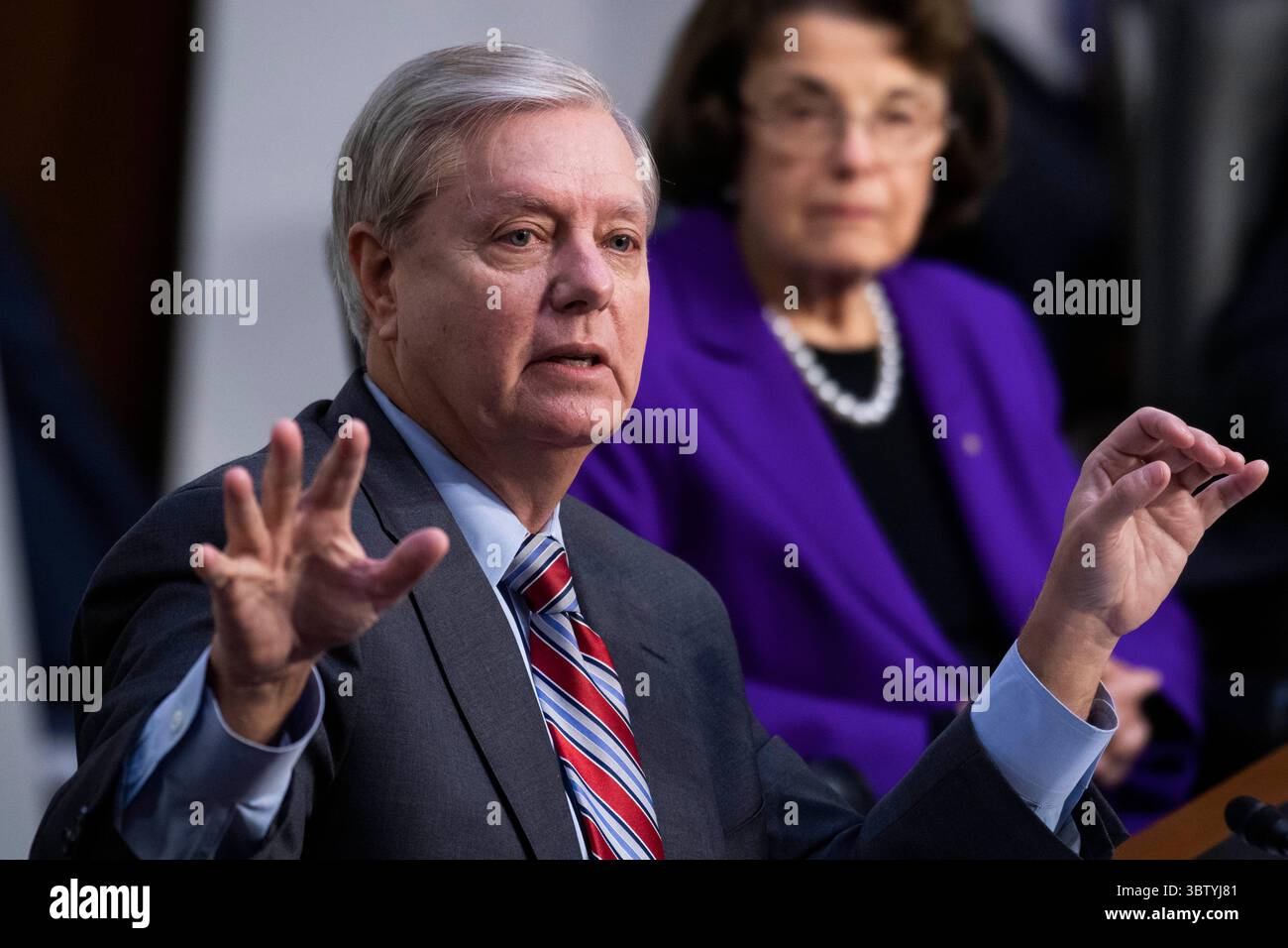 15 octobre 2020, Washington, District de Columbia, États-Unis : sénatrice des États-Unis Lindsey Graham (républicaine de Caroline du Sud), présidente du Comité judiciaire du Sénat américain, et membre de rang sénatrice des États-Unis Dianne Feinstein (démocrate de Californie), membre de rang du Comité judiciaire du Sénat américain, assister à la réunion d'affaires exécutive du Comité judiciaire du Sénat sur la candidate à la Cour suprême Amy Coney Barrett dans le bâtiment du bureau du Sénat Hart le jeudi 15 octobre 2020 (crédit : © Tom Williams - Pool via CNP/CNP Wire ZUMA) Banque D'Images