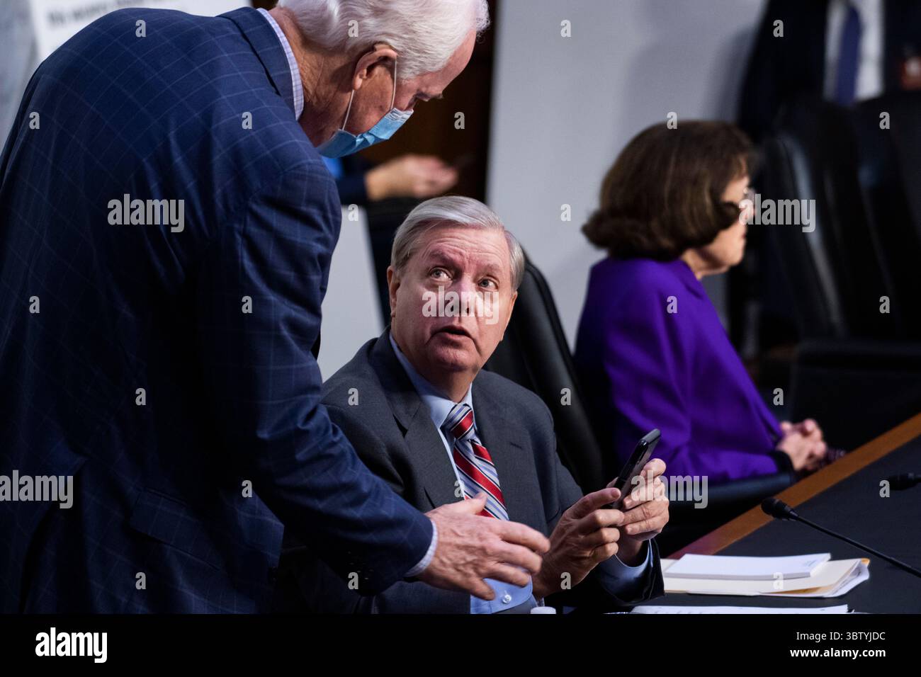15 octobre 2020, Washington, District de Columbia, États-Unis : la sénatrice des États-Unis Lindsey Graham (républicaine de Caroline du Sud), présidente du Comité judiciaire du Sénat américain, au centre, le sénateur américain John Cornyn (républicain du Texas), et la sénatrice américaine Dianne Feinstein (démocrate de Californie), membre de rang, Comité judiciaire du Sénat américain, assister à la réunion d'affaires exécutive du Comité judiciaire du Sénat sur la candidate à la Cour suprême Amy Coney Barrett dans le Hart Senator Office Building le jeudi 15 octobre 2020 (Credit image : © Tom Williams - piscine via CNP/CNP via ZUMA Wire) Banque D'Images
