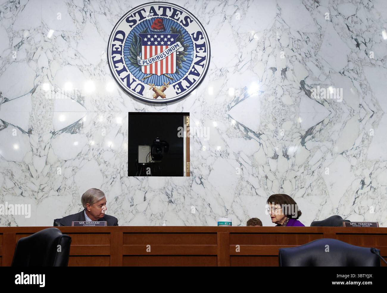 15 octobre 2020, Washington, District de Columbia, États-Unis : sénatrice des États-Unis Lindsey Graham (républicaine de Caroline du Sud), présidente du Comité judiciaire du Sénat américain et sénatrice américaine Dianne Feinstein (démocrate de Californie) lors de la quatrième journée des audiences de confirmation du Comité judiciaire du Sénat américain pour la juge nommée à la Cour suprême Amy Coney Barrett sur Capitol Hill à Washington, États-Unis, 15 octobre 2020 (image crédit : © Jonathan Ernst - Pool via CNP/CNP via ZUMA Wire) Banque D'Images