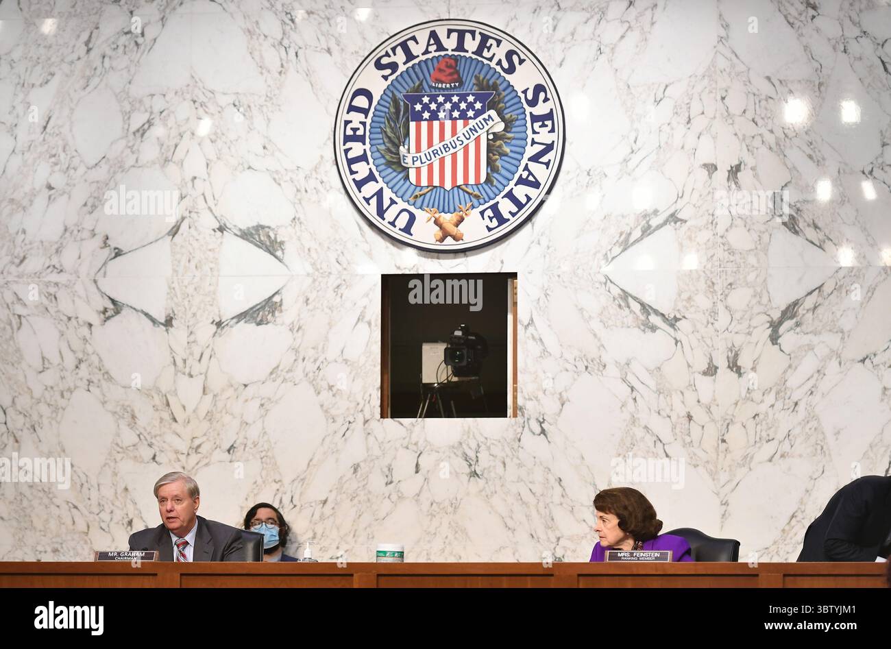 15 octobre 2020, Washington, District de Columbia, États-Unis : sénatrice des États-Unis Lindsey Graham (républicaine de Caroline du Sud), présidente de la Commission judiciaire du Sénat américain parle en tant que sénatrice américaine Dianne Feinstein (démocrate de Californie), membre de rang, Commission judiciaire du Sénat américain lors de l'audience de la Commission judiciaire du Sénat américain sur la nomination d'Amy Coney Barrett pour être juge associée de la Cour suprême des États-Unis dans le bâtiment du Hart du Capitole à Washington, DC, le 15 octobre 2020 (crédit image : © Mandel Ngan - piscine via CNP/CNP via ZUMA Wire) Banque D'Images