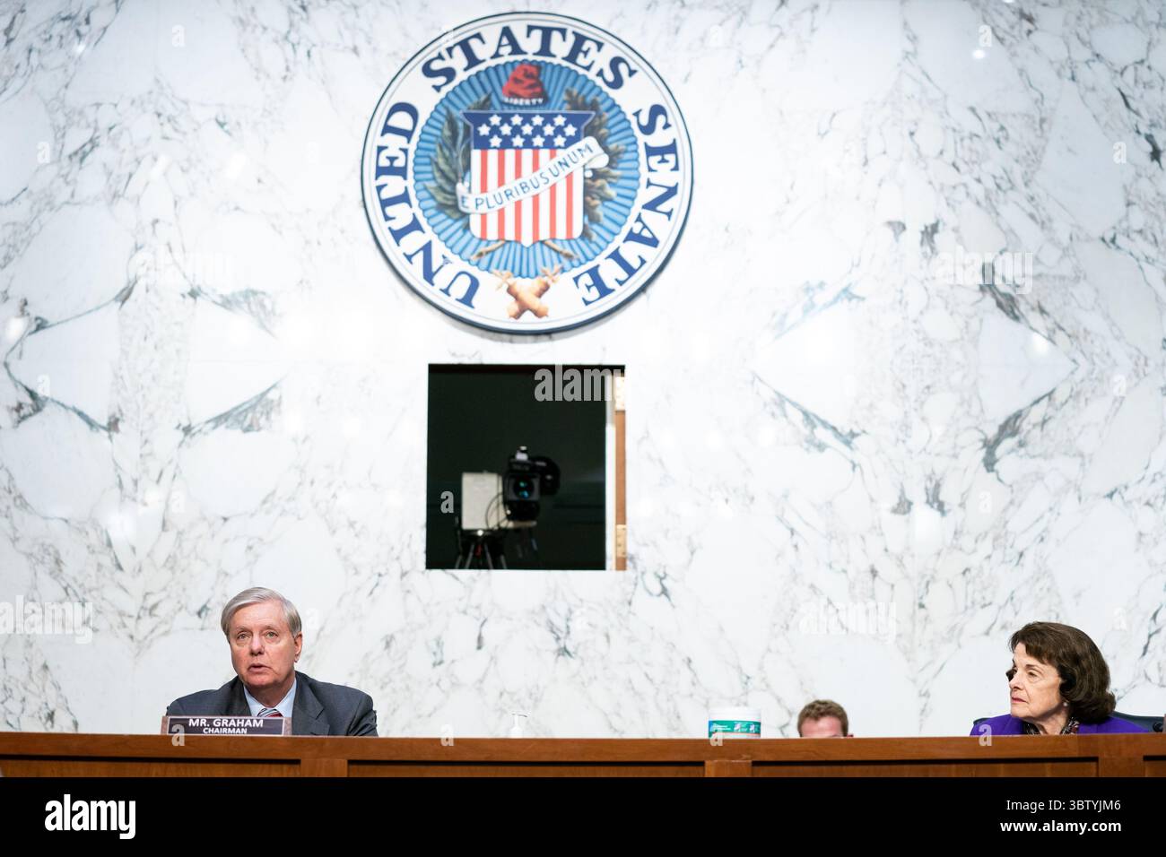 15 octobre 2020, Washington, District de Columbia, États-Unis : le sénateur des États-Unis Lindsey Graham (républicain de Caroline du Sud), président du Comité judiciaire du Sénat américain, prend la parole au cours de la quatrième journée de l'audience de confirmation du juge Amy Coney Barrett, candidate du président Donald Trump à la Cour suprême, dans le bâtiment Hart Senator Office à Washington DC, le 15 octobre 2020. À droite se trouve la sénatrice américaine Dianne Feinstein (démocrate de Californie), membre du Comité judiciaire du Sénat américain (crédit image : © Anna Moneymaker - Pool via CNP/CNP via ZUMA Wire) Banque D'Images