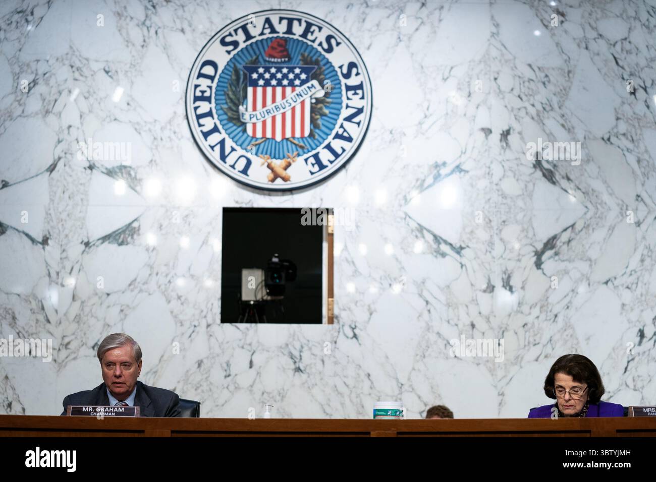 15 octobre 2020, Washington, District de Columbia, États-Unis : le sénateur des États-Unis Lindsey Graham (républicain de Caroline du Sud), président du Comité judiciaire du Sénat américain, prend la parole au cours de la quatrième journée de l'audience de confirmation du juge Amy Coney Barrett, candidate du président Donald Trump à la Cour suprême, dans le bâtiment Hart Senator Office à Washington DC, le 15 octobre 2020. À droite se trouve la sénatrice américaine Dianne Feinstein (démocrate de Californie), membre du Comité judiciaire du Sénat américain (crédit image : © Anna Moneymaker - Pool via CNP/CNP via ZUMA Wire) Banque D'Images