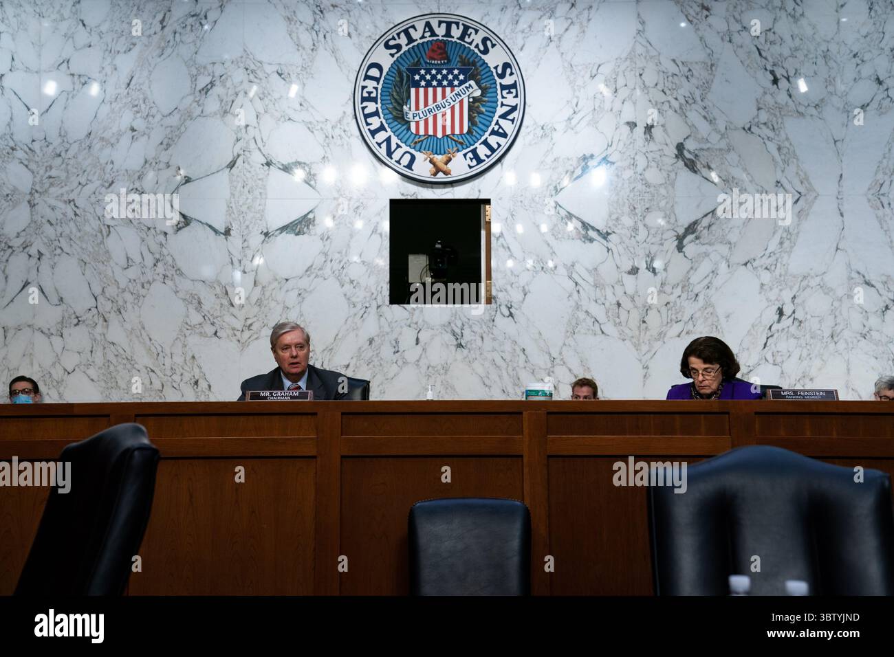 15 octobre 2020, Washington, District de Columbia, États-Unis : le sénateur des États-Unis Lindsey Graham (républicain de Caroline du Sud), président du Comité judiciaire du Sénat américain, prend la parole au cours de la quatrième journée de l'audience de confirmation du juge Amy Coney Barrett, candidate du président Donald Trump à la Cour suprême, dans le bâtiment Hart Senator Office à Washington DC, le 15 octobre 2020. À droite se trouve la sénatrice américaine Dianne Feinstein (démocrate de Californie), membre du Comité judiciaire du Sénat américain (crédit image : © Anna Moneymaker - Pool via CNP/CNP via ZUMA Wire) Banque D'Images