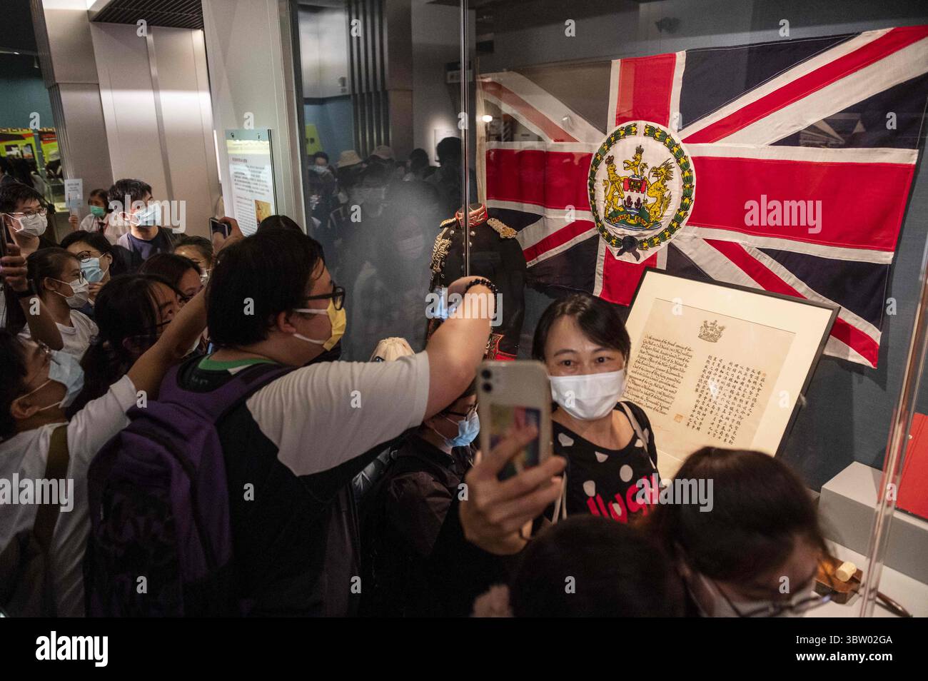18 octobre 2020, Hong Kong, Chine : les visiteurs prennent des photos d'un drapeau britannique colonial de Hong Kong au musée d'histoire de Hong Kong. L'exposition permanente du musée fermera le 19 octobre 2020 pour une rénovation majeure pour l'année prochaine, créant une préoccupation du public quant à savoir si les expositions et les faits resteront intacts une fois qu'il sera rouvert. (Crédit image : © Miguel Candela/SOPA images via ZUMA Wire) Banque D'Images