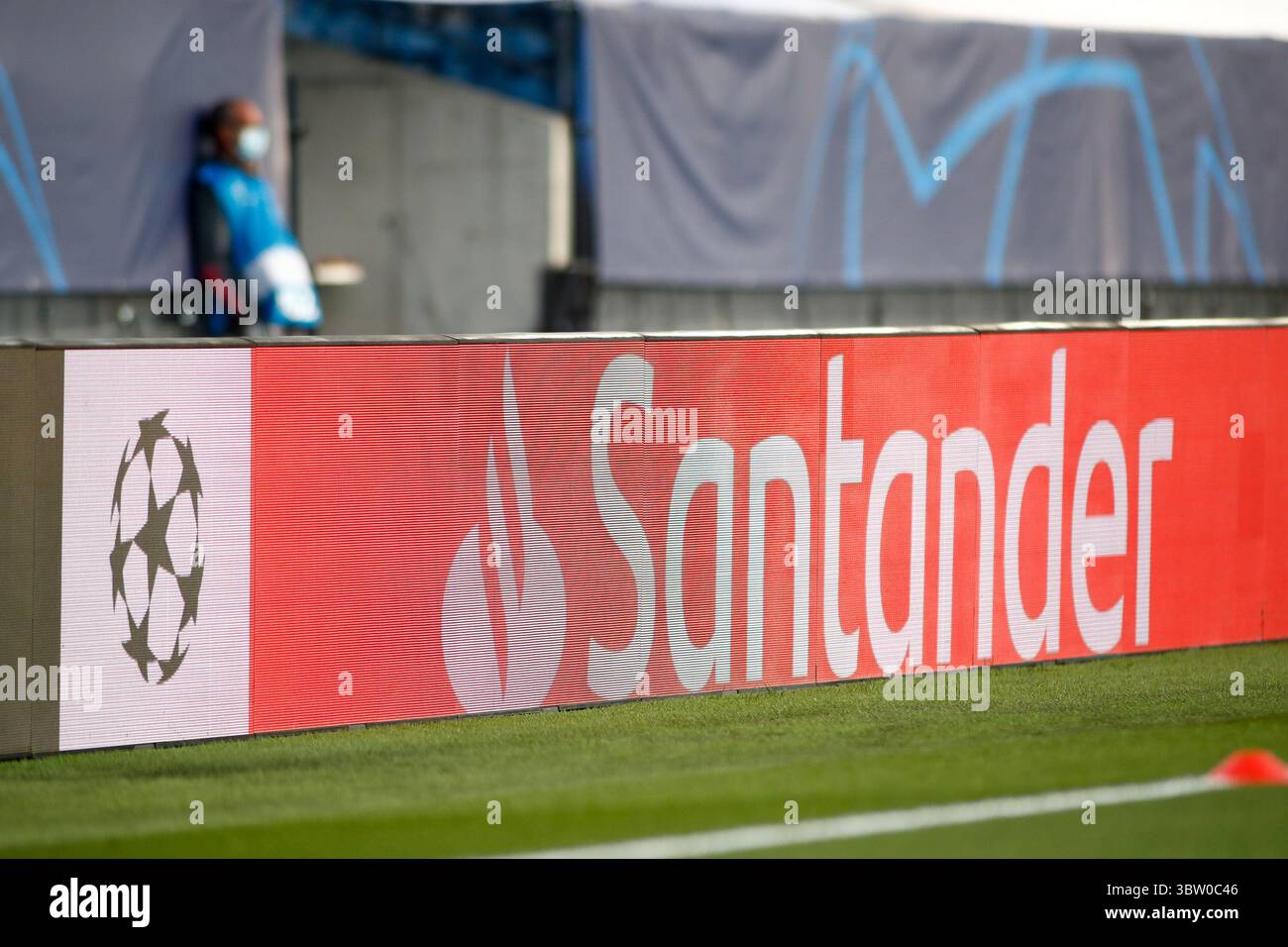 21 octobre 2020, Valdebebas, MADRID, ESPAGNE : logo Santander lors du match de football de l'UEFA Champions League joué entre le Real Madrid et Shakhtar Donetsk au stade Alfredo Di Stefano le 21 octobre 2020 à Madrid, Espagne. (Crédit image : © Oscar J. Barroso/AFP7 via ZUMA Wire) Banque D'Images