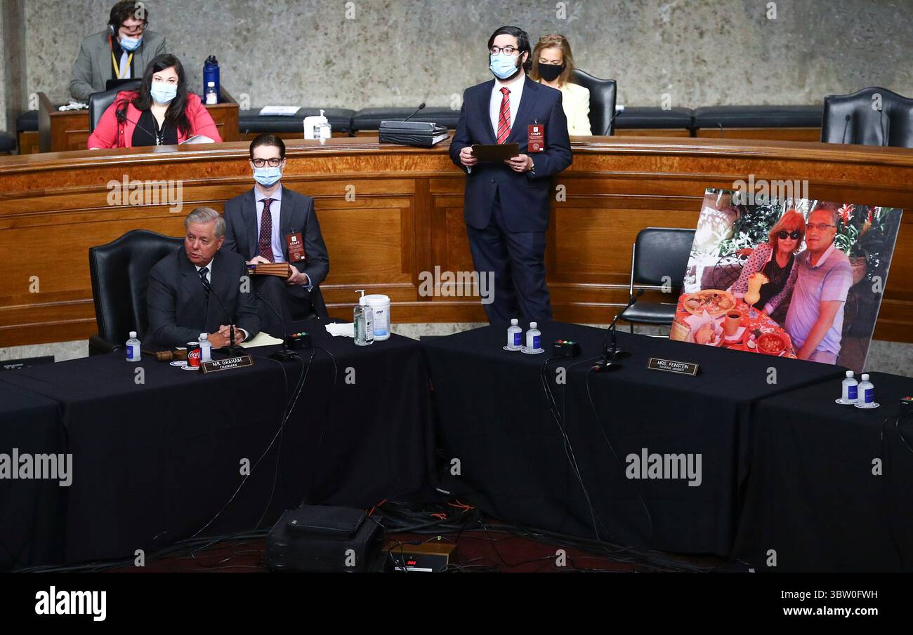 22 octobre 2020, Washington, District de Columbia, États-Unis : la sénatrice des États-Unis Lindsey Graham (républicaine de Caroline du Sud), présidente du Comité judiciaire du Sénat américain, préside à côté d'une image de personnes qui ont été aidées par l'Affordable Care Act (ACA) occupant le siège de la sénatrice américaine Dianne Feinstein (démocrate de Californie), membre du Comité judiciaire du Sénat américain, qui, avec d'autres membres du comité démocrate, a boycotté la réunion du comité judiciaire du Sénat sur la nomination de la juge Amy Coney Barrett comme juge adjointe de la Cour suprême des États-Unis, sur Capitol Hill à Was Banque D'Images