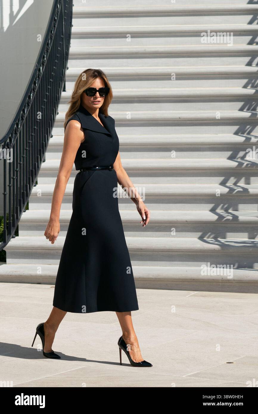 22 octobre 2020, Washington, District de Columbia, États-Unis : la première dame MELANIA TRUMP quitte la Maison Blanche à Washington, en route pour Nashville, Tennessee où le président participera à un débat avec la candidate démocrate à la présidence, l'ancien vice-président américain Biden. (Crédit image : © Chris Kleponis - piscine via CNP/CNP via ZUMA Wire) Banque D'Images