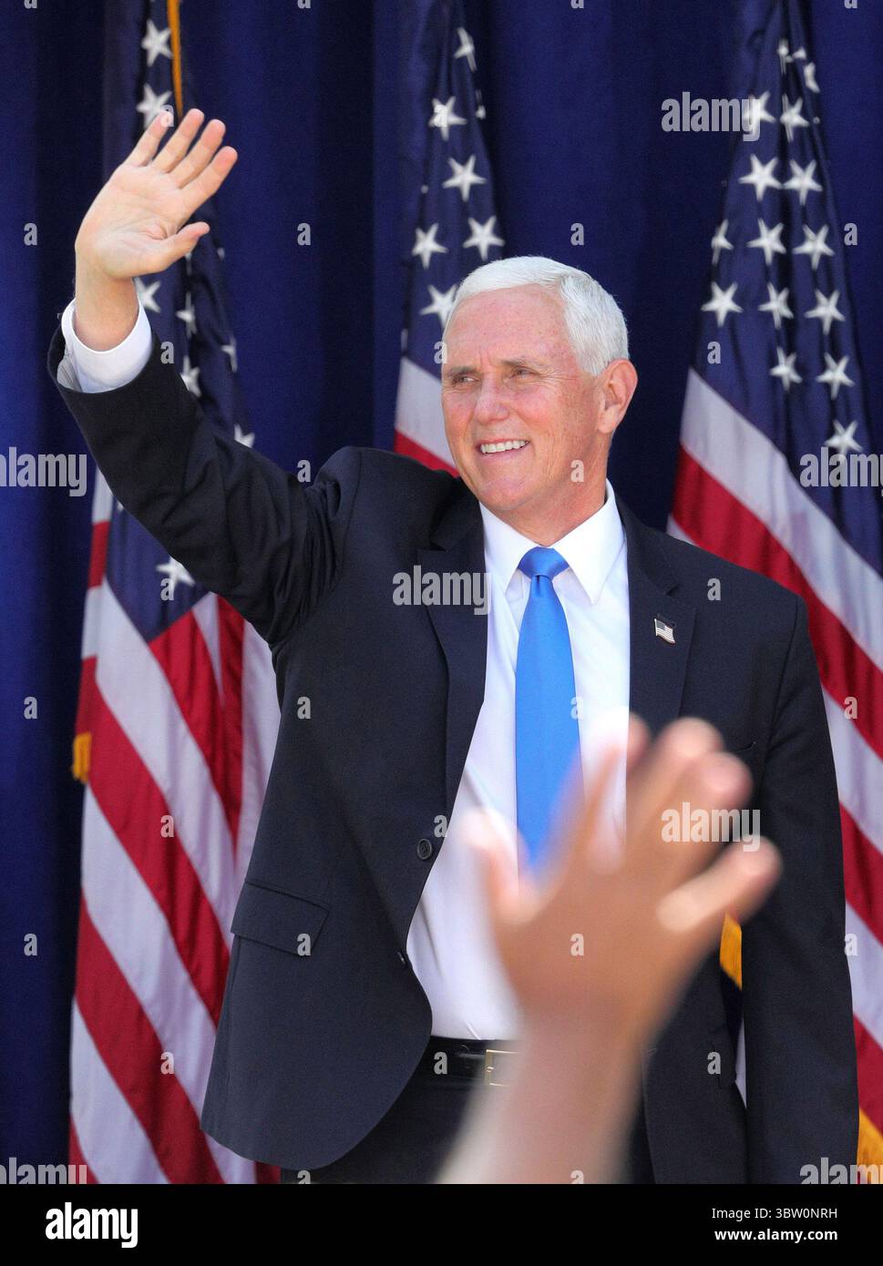 10 octobre 2020, Orlando, FL, États-Unis : le vice-président Mike Pence fait signe d'acclamations à ses partisans lors d'un rassemblement de la campagne Latinos for Trump, à la Central Christian University à Orlando, en Floride, le 10 octobre 2020. (Crédit image : © TNS via ZUMA Wire) Banque D'Images