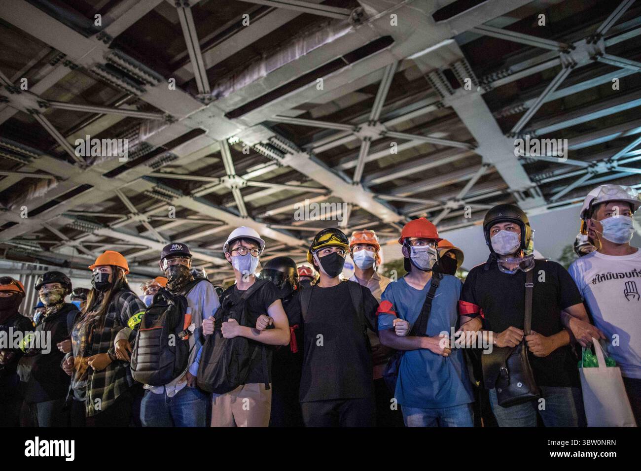 21 octobre 2020, Bangkok, Thaïlande : des manifestants pro-démocratie marchent vers Government House depuis le Monument de la victoire lors d'une manifestation antigouvernementale dans la capitale thaïlandaise. Des milliers de manifestants pro-démocratie sont descendus dans les rues au Monument de la victoire pour exiger la démission du premier ministre thaïlandais et la réforme de la monarchie pour le septième jour après un état sévère de emergencyâ€˜de â€™ déclaré par le premier ministre Prayut Chan-o-cha. Les manifestants ont défilé du Monument de la victoire au Government House et ont remis une lettre au premier ministre Prayut Chan-o-cha lui demandant de démissionner avant 3 jours. T Banque D'Images
