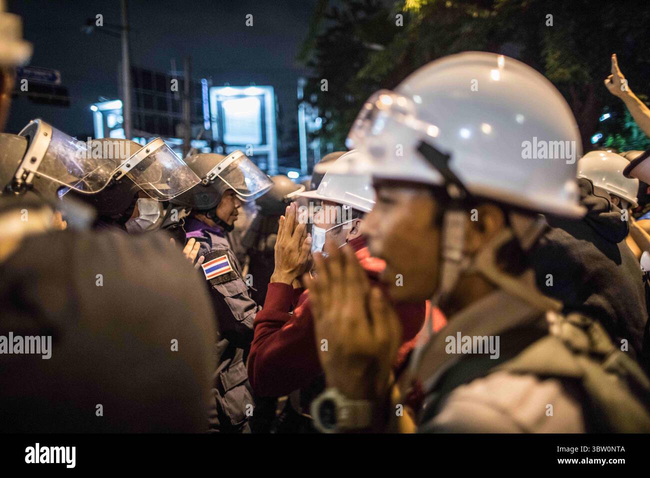 21 octobre 2020, Bangkok, Thaïlande : les manifestants pro-démocratie remercient la police anti-émeute d'avoir laissé passer les manifestants lors d'une manifestation anti-gouvernementale dans la capitale thaïlandaise. Des milliers de manifestants pro-démocratie sont descendus dans les rues au Monument de la victoire pour exiger la démission du premier ministre thaïlandais et la réforme de la monarchie pour le septième jour après un état sévère de emergencyâ€˜de â€™ déclaré par le premier ministre Prayut Chan-o-cha. Les manifestants ont défilé du Monument de la victoire au Government House et ont remis une lettre au premier ministre Prayut Chan-o-cha lui demandant de démissionner avant 3 jours Banque D'Images