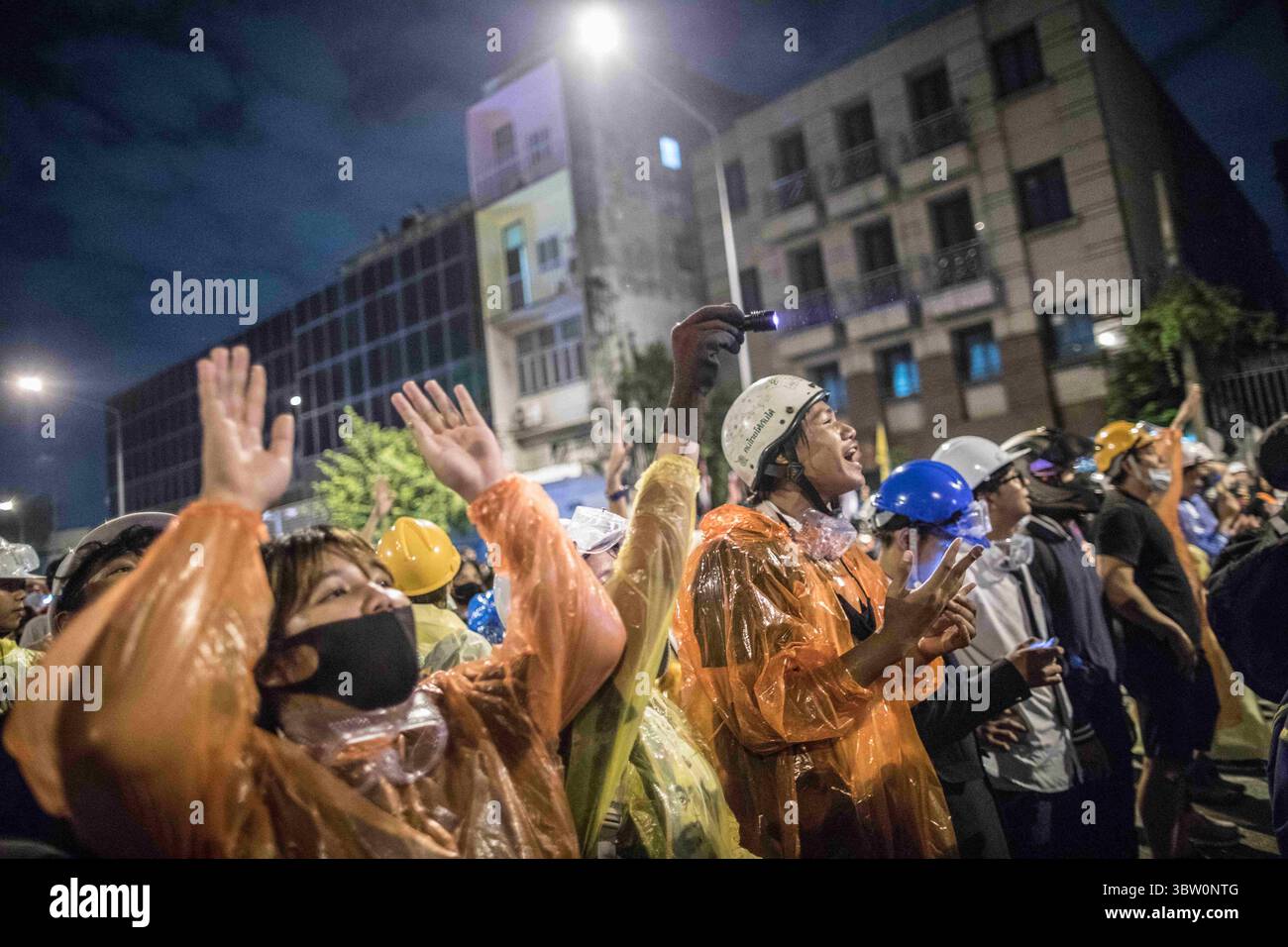 21 octobre 2020, Bangkok, Thaïlande : des manifestants pro-démocratie crient des slogans lors d'une manifestation anti-gouvernementale dans la capitale thaïlandaise. Des milliers de manifestants pro-démocratie sont descendus dans les rues au Monument de la victoire pour exiger la démission du premier ministre thaïlandais et la réforme de la monarchie pour le septième jour après un état sévère de emergencyâ€˜de â€™ déclaré par le premier ministre Prayut Chan-o-cha. Les manifestants ont défilé du Monument de la victoire au Government House et ont remis une lettre au premier ministre Prayut Chan-o-cha lui demandant de démissionner avant 3 jours. La manifestation s'est terminée pacifiquement. (Crédit Banque D'Images