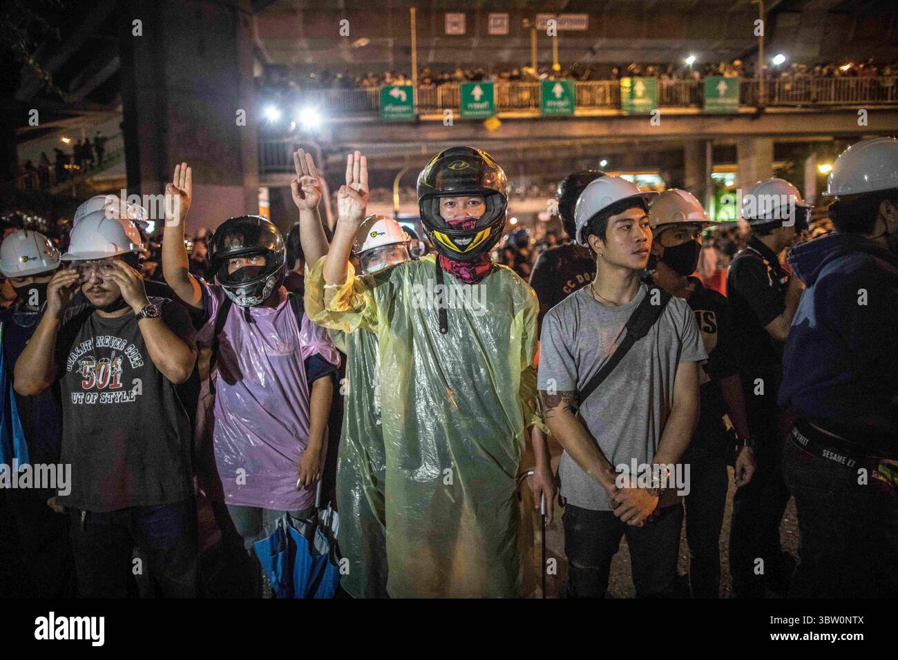21 octobre 2020, Bangkok, Thaïlande : les manifestants pro-démocratie saluent à trois doigts lors d'une manifestation anti-gouvernementale dans la capitale thaïlandaise. Des milliers de manifestants pro-démocratie sont descendus dans les rues au Monument de la victoire pour exiger la démission du premier ministre thaïlandais et la réforme de la monarchie pour le septième jour après un état sévère de emergencyâ€˜de â€™ déclaré par le premier ministre Prayut Chan-o-cha. Les manifestants ont défilé du Monument de la victoire au Government House et ont remis une lettre au premier ministre Prayut Chan-o-cha lui demandant de démissionner avant 3 jours. La protestation mit fin à la paix Banque D'Images