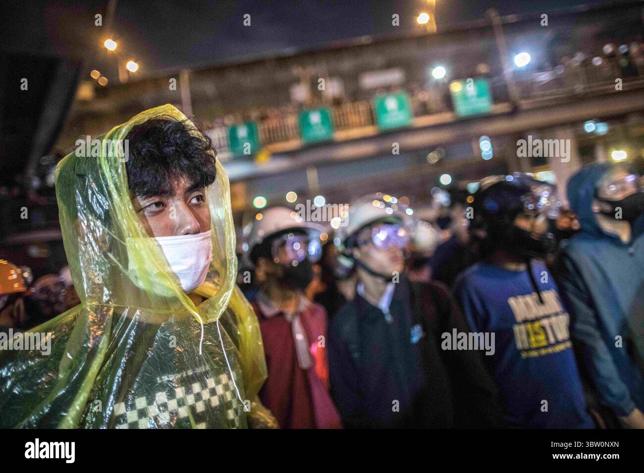 21 octobre 2020, Bangkok, Thaïlande : un manifestant pro-démocratie portant un imperméable se tient debout pendant une manifestation antigouvernementale dans la capitale thaïlandaise. Des milliers de manifestants pro-démocratie sont descendus dans les rues au Monument de la victoire pour exiger la démission du premier ministre thaïlandais et la réforme de la monarchie pour le septième jour après un état sévère de emergencyâ€˜de â€™ déclaré par le premier ministre Prayut Chan-o-cha. Les manifestants ont défilé du Monument de la victoire au Government House et ont remis une lettre au premier ministre Prayut Chan-o-cha lui demandant de démissionner avant 3 jours. La protestation mit fin à la paix Banque D'Images