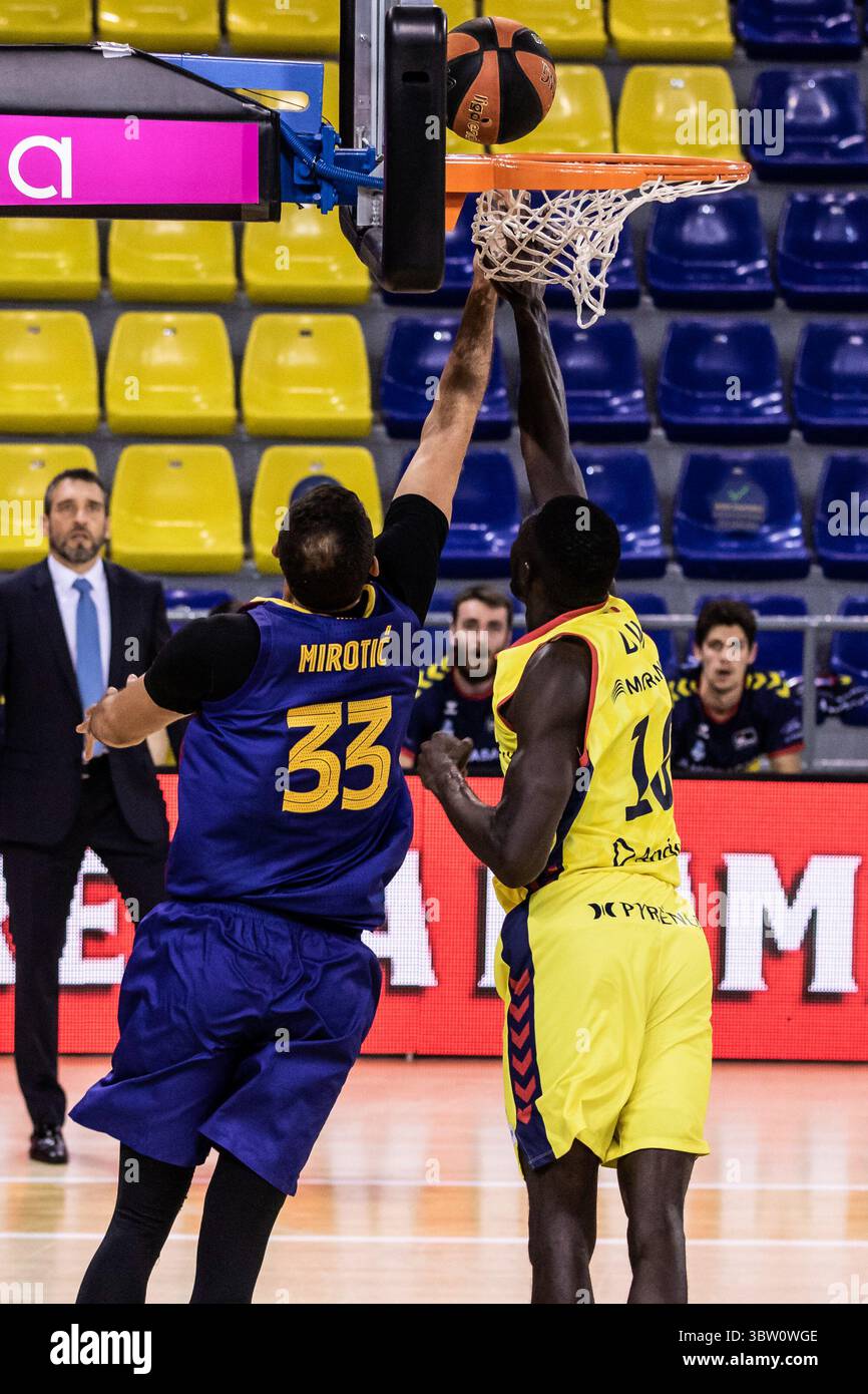 25 octobre 2020, Barcelone, Barcelone, Espagne : Nikola Mirotic du FC Barcelone concourt avec Malik Dime du Morabanc Andorra lors du match Liga Endesa ACB entre le FC Barcelone et le MoraBanc Andorre au Palau Blaugrana le 25 octobre 2020 à Barcelone, Espagne. (Crédit image : © Javier Borrego/AFP7 via ZUMA Wire) Banque D'Images