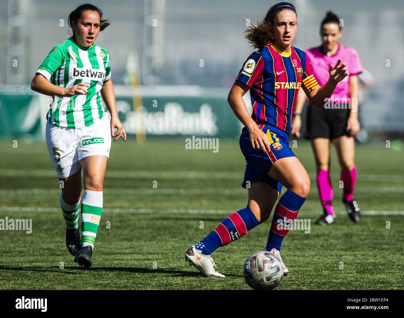 31 octobre 2020, Séville, SÉVILLE, ESPAGNE : Alexia du FC Barcelone et Laura Gonzalez du Real Betis lors de la Liga Iberdrola, match de football joué entre le Real Betis Balompie et le Futbol Club Barcelona à Luis del sol Sports City le 31 octobre 2020 à Séville, Espagne. (Crédit image : © Joaquin Corchero/AFP7 via ZUMA Wire) Banque D'Images