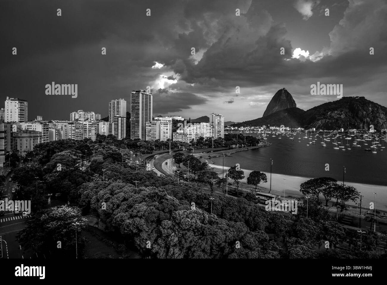 Botafogo Skyline et Sugarloaf Mountain en noir et blanc à contraste élevé - Rio de Janeiro, Brésil Banque D'Images