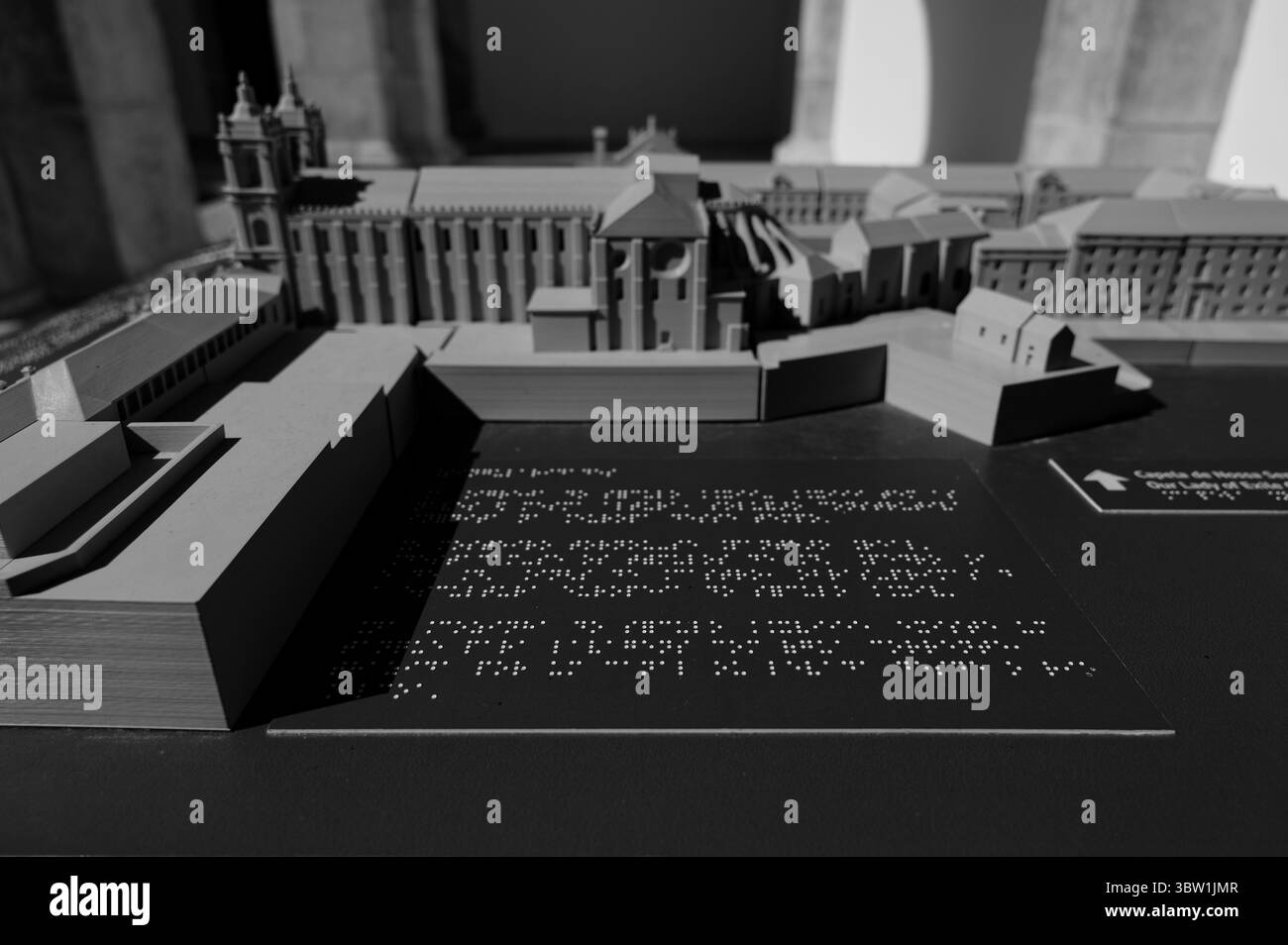 Maquette à l'échelle tactile du monastère d'Alcobaça affichée en braille, mettant en évidence son vaste complexe gothique pour une exploration inclusive Banque D'Images