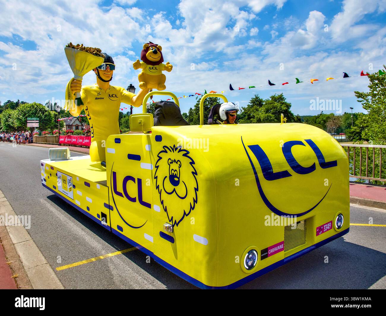 Véhicule publicitaire 'LCL Banking services' - partie de la Caravane du Tour de France 2025, étape 9 de Chinon à Châteauroux. Banque D'Images