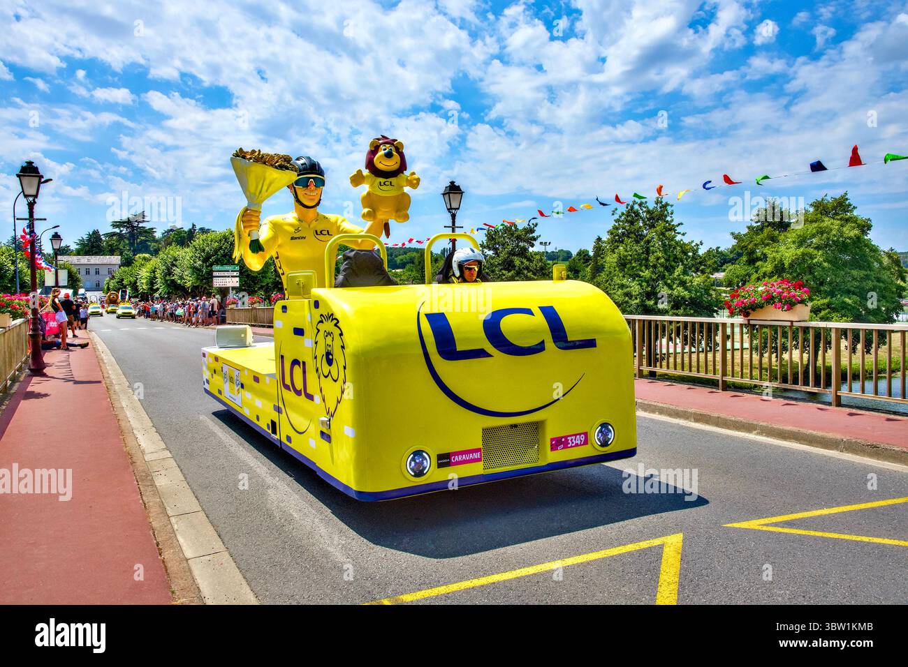 Véhicule publicitaire 'LCL Banking services' - partie de la Caravane du Tour de France 2025, étape 9 de Chinon à Châteauroux. Banque D'Images