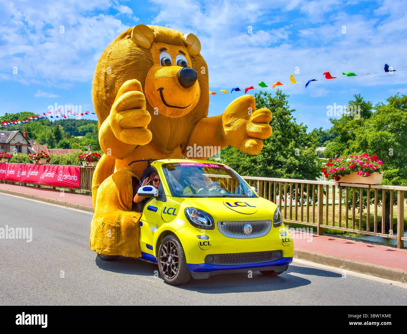 Véhicule publicitaire 'LCL Banking services' - partie de la Caravane du Tour de France 2025, étape 9 de Chinon à Châteauroux. Banque D'Images