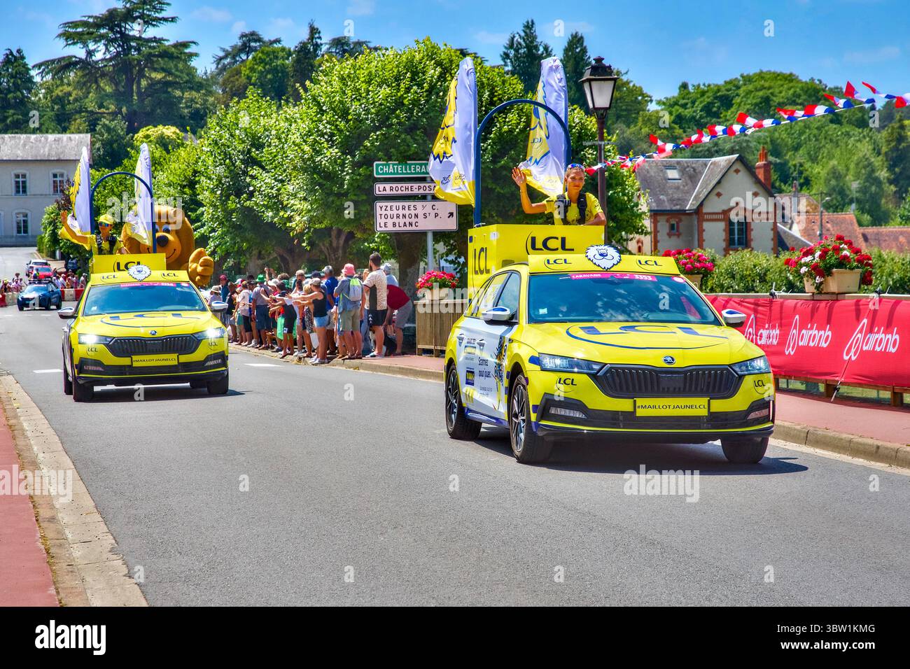 Véhicule publicitaire 'LCL Banking services' - partie de la Caravane du Tour de France 2025, étape 9 de Chinon à Châteauroux. Banque D'Images