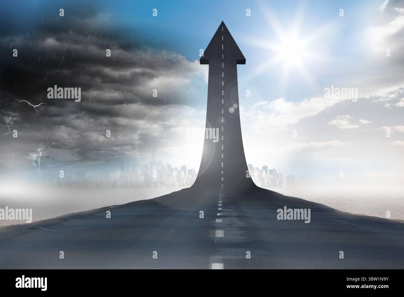 Conception plate montrant la route formant flèche dans le ciel au-dessus des nuages orageux et le soleil brillant Banque D'Images