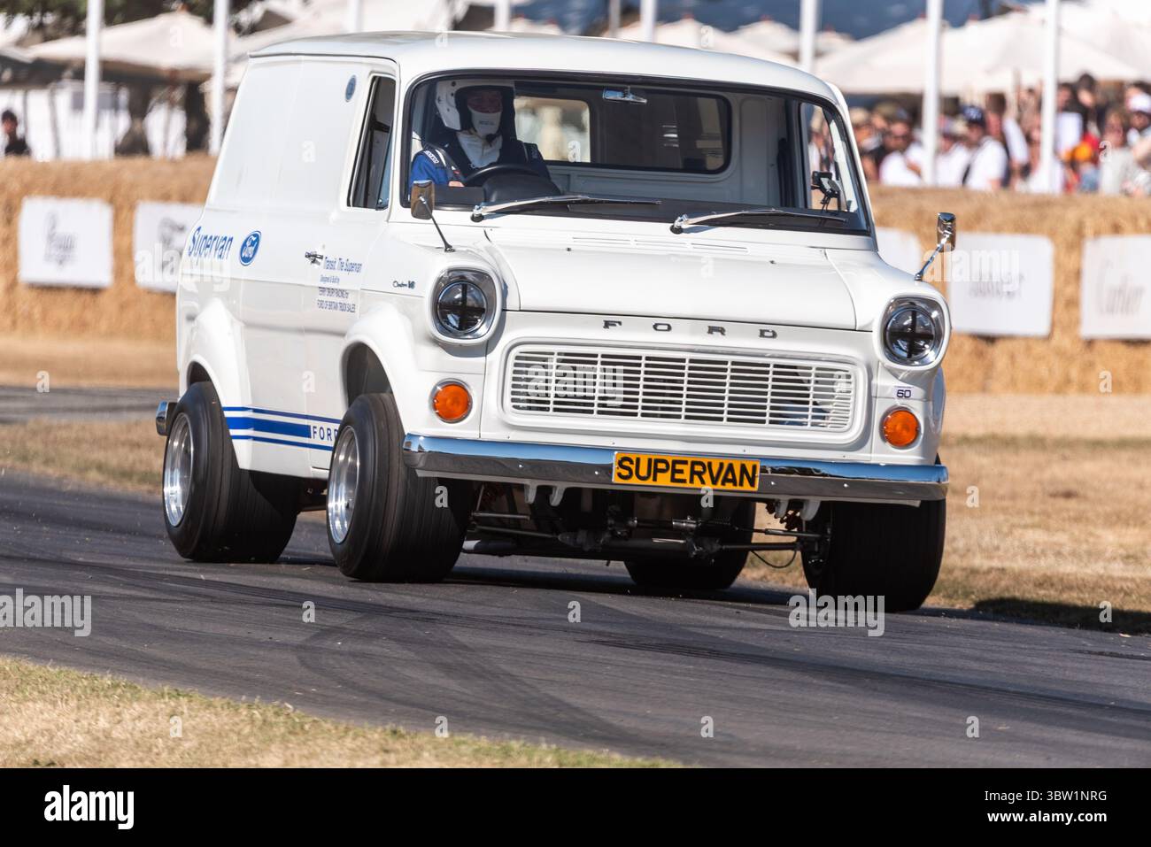 Ford Supervan 1971, fourgonnette personnalisée Ford transit conduisant sur la piste de montée de colline au Goodwood Festival of Speed 2025 événement de sport automobile Banque D'Images