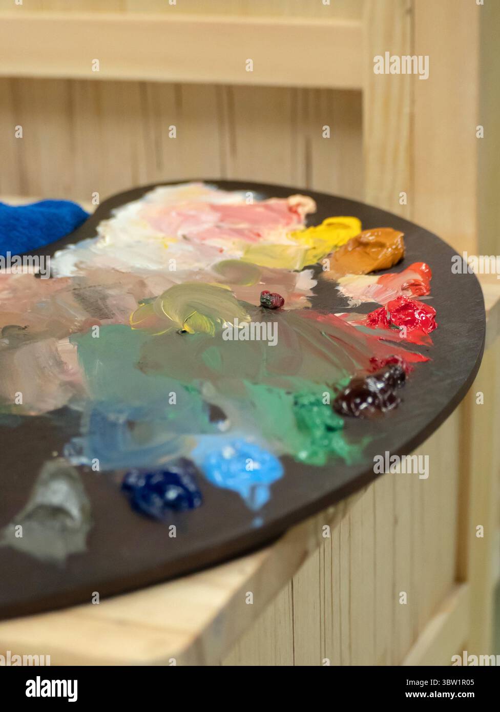 Palette de peinture acrylique à l'huile d'atmosphère jaune chaude Banque D'Images