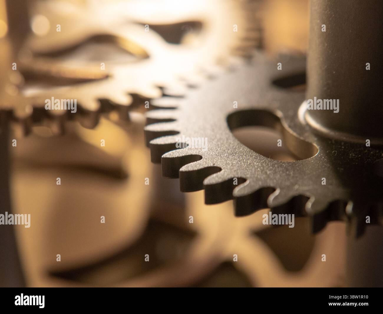 Vue rapprochée de la transmission par engrenages sur fond doré Banque D'Images