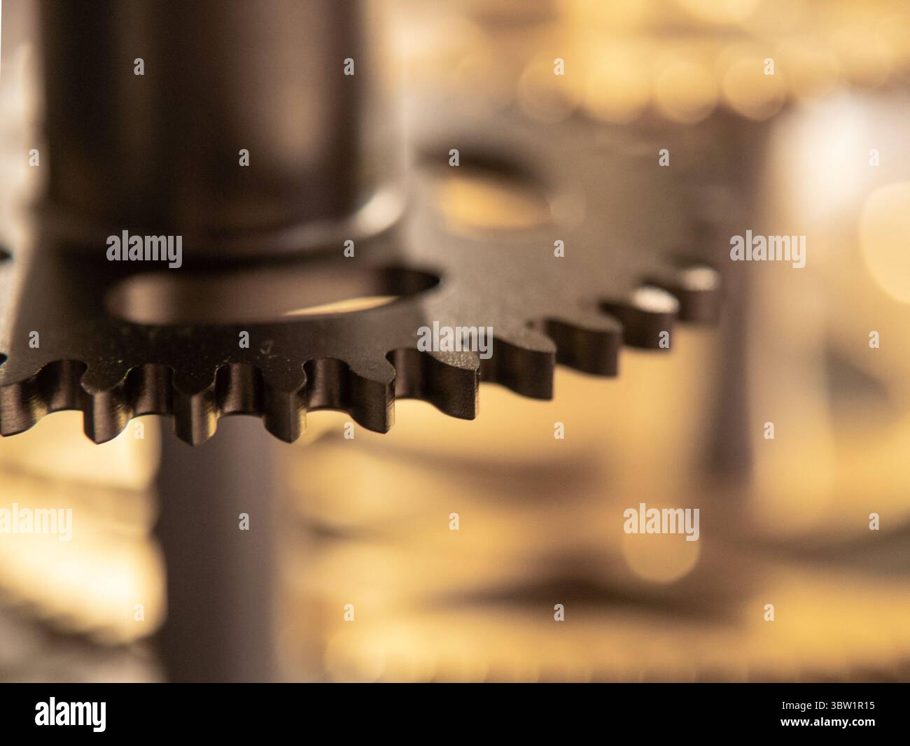 Vue rapprochée de la transmission par engrenages sur fond doré Banque D'Images