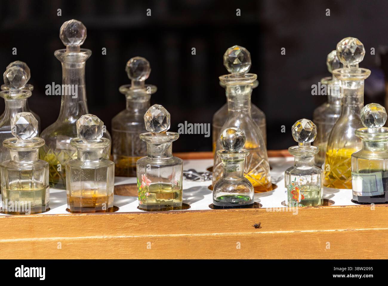 Gros plan sur les bouteilles de parfum au marché de Pushkar Banque D'Images