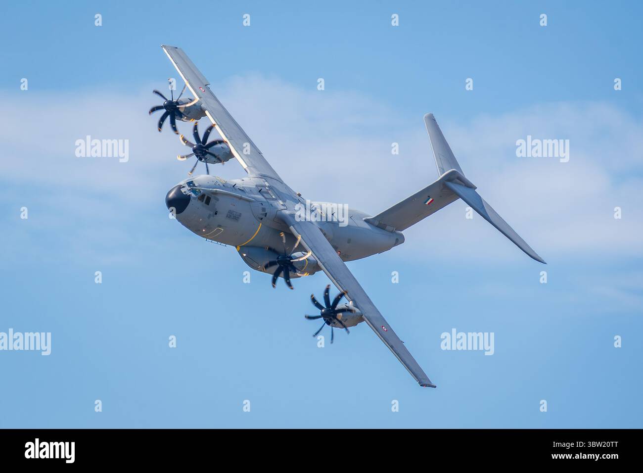 Dugny, France - 20 juin 2025 : un Airbus A400M Atlas des forces aériennes et spatiales françaises, l'avion de transport militaire quadrimoteur européen, en vol au-dessus de P. Banque D'Images