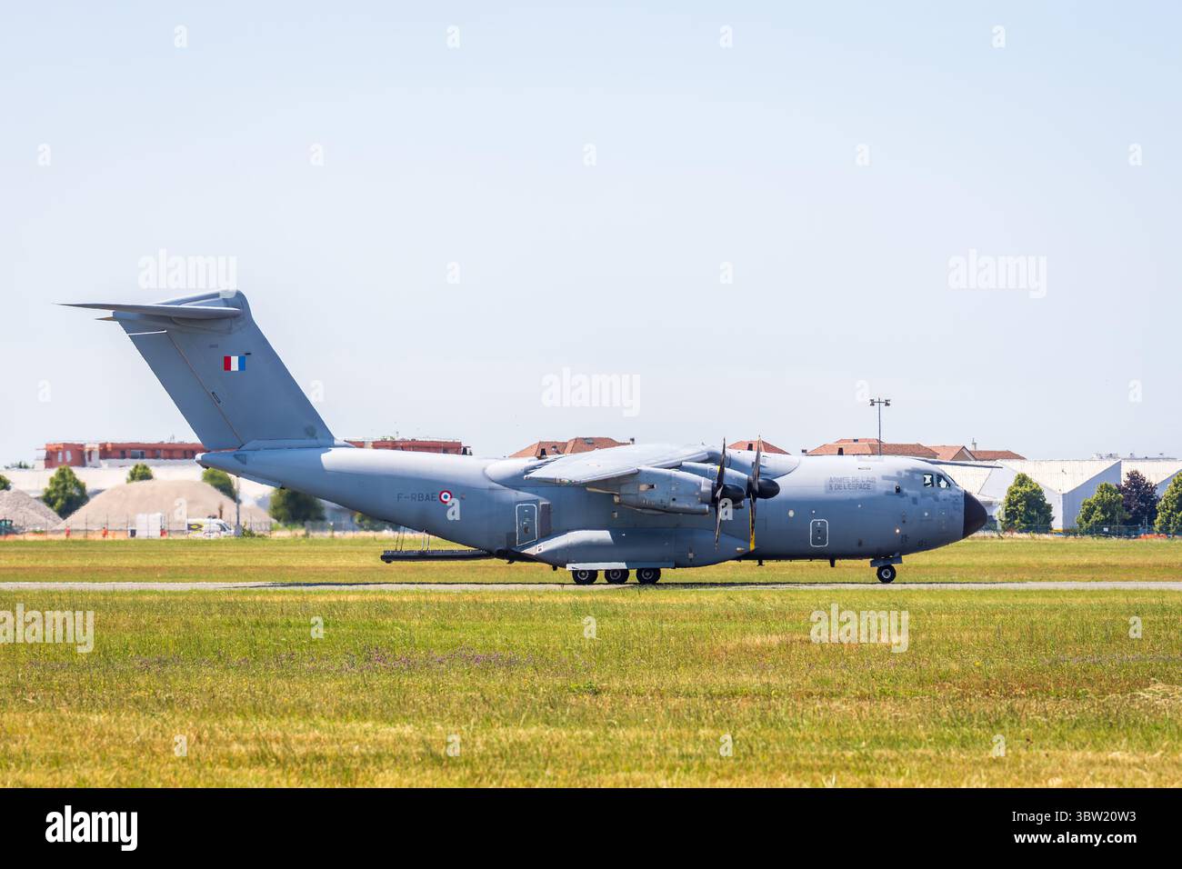 Un Airbus A400M Atlas de l'armée de l'air française, l'avion de transport militaire européen, roule avec la porte cargo ouverte à l'aéroport de Paris-le Bourget. Banque D'Images