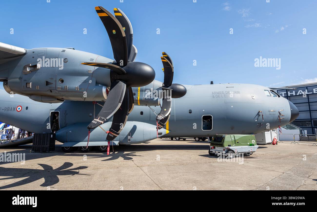 Vue rapprochée sur les hélices à huit pales d'un Airbus A400M Atlas de l'armée de l'air française, l'avion de transport militaire quadrimoteur européen. Banque D'Images