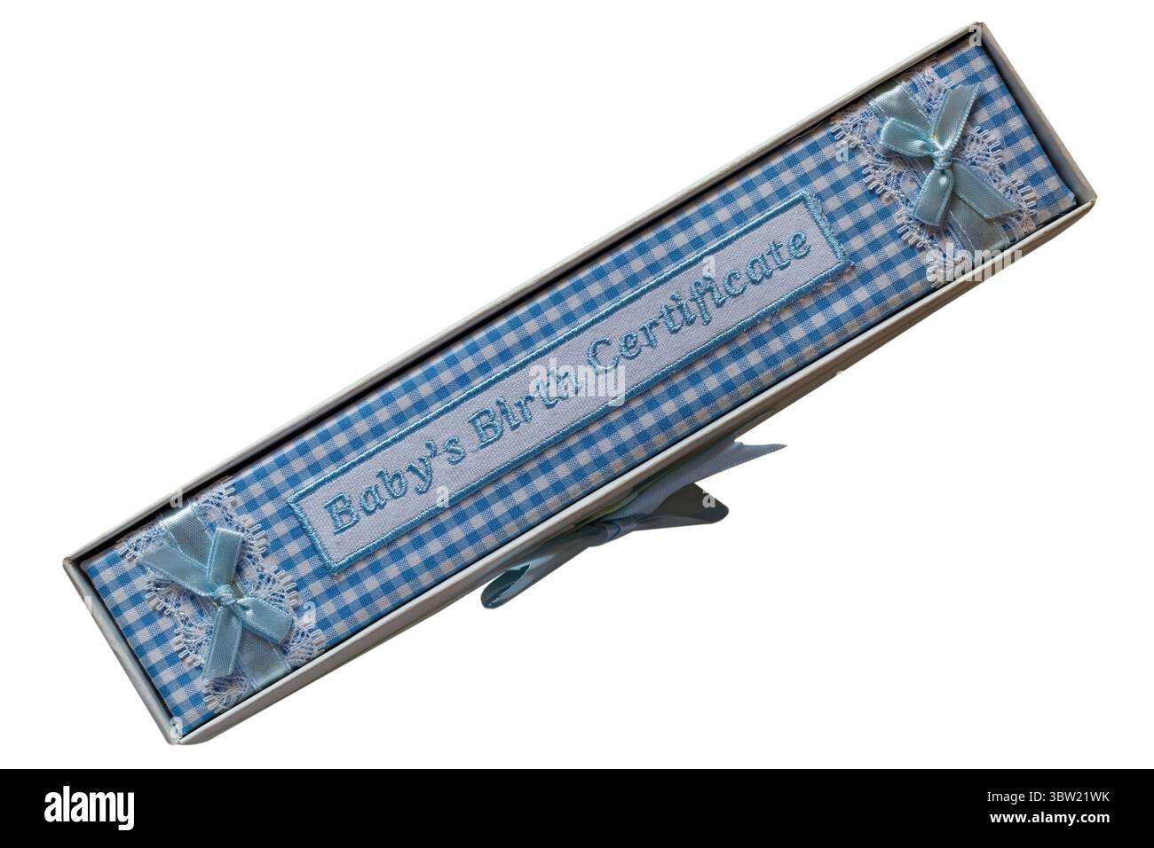 Babys certificat de naissance dans la boîte isolé sur fond blanc - bleu traditionnellement pour le concept de bébé garçon Banque D'Images