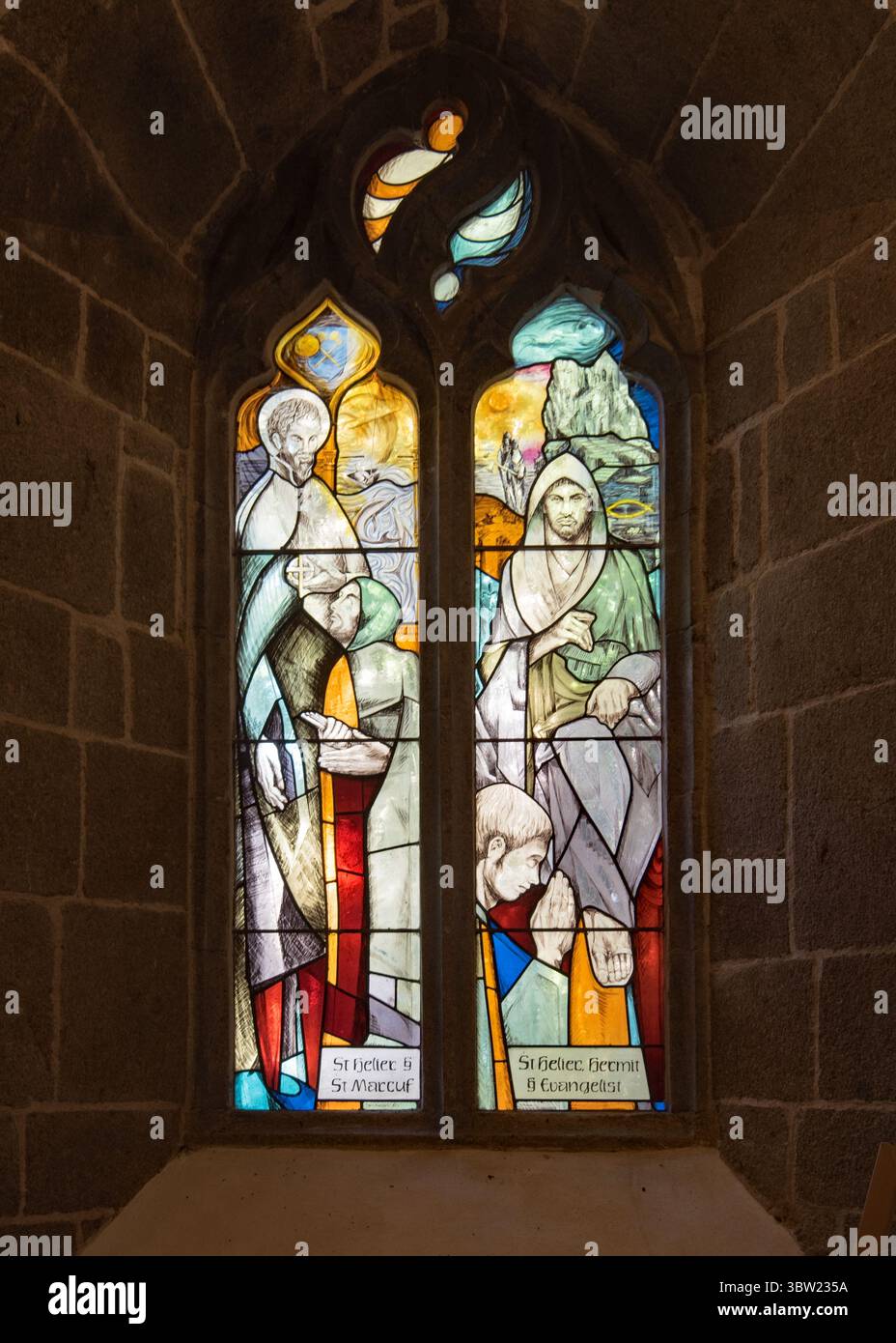 Beau vitrail dans cette fenêtre située dans 'l'église de la ville' de St Helier, une église anglicane senior non loin de Liberation Square Banque D'Images