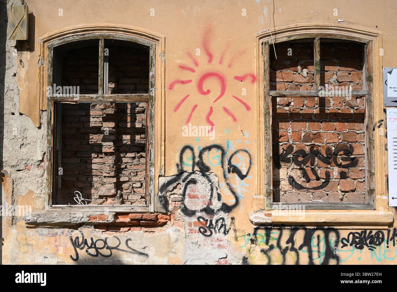 Brasov, Roumanie - 12 juin 2025 : les locaux abandonnés dans le centre-ville de Brasov. Banque D'Images