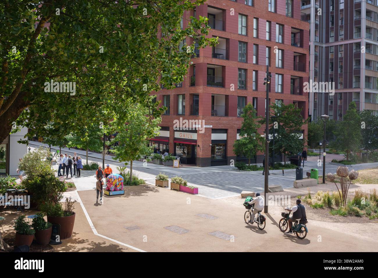 Piétons dans Park Plaza à Elephant and Castle, le 15 juillet 2025, à Londres, Angleterre. Banque D'Images