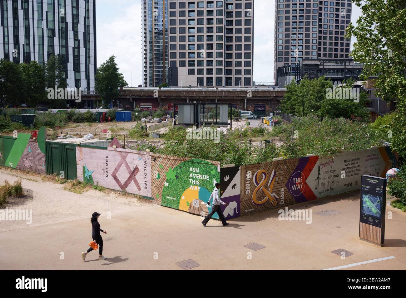 Tours d'appartements résidentiels de grande hauteur et terrain vacant ci-dessous à Park Plaza, Elephant and Castle, le 15 juillet 2025, à Londres, Angleterre. Banque D'Images