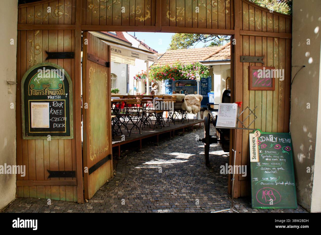 Entrée pittoresque du restaurant Courtyard dans la ville historique de Prague, République tchèque Banque D'Images