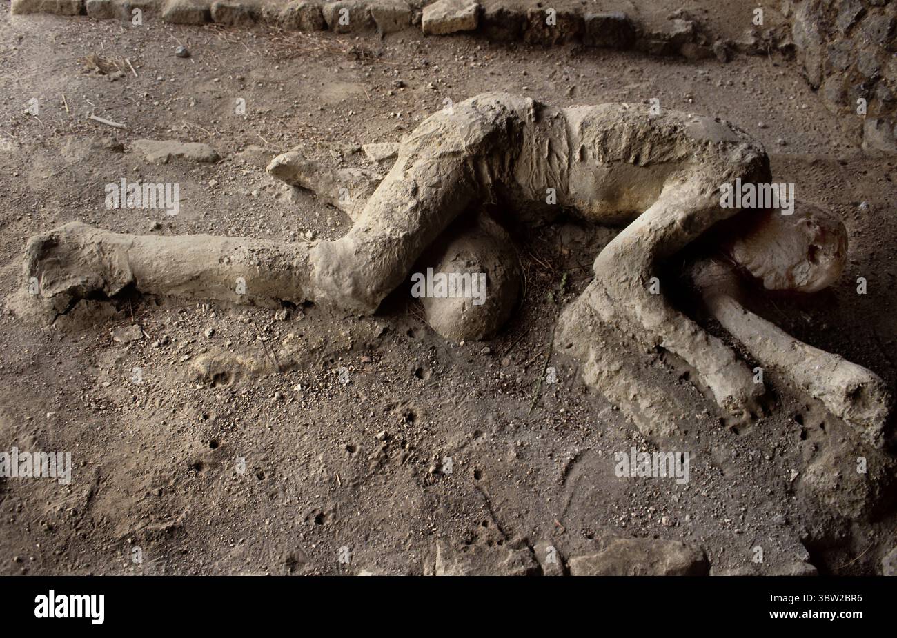 Plâtre coulé d'un homme ou d'une femme, Pompéi Romain ruiné ville morts personnes victimes humaines plâtre corps plâtre Vésuve Italie Italien Romain Banque D'Images