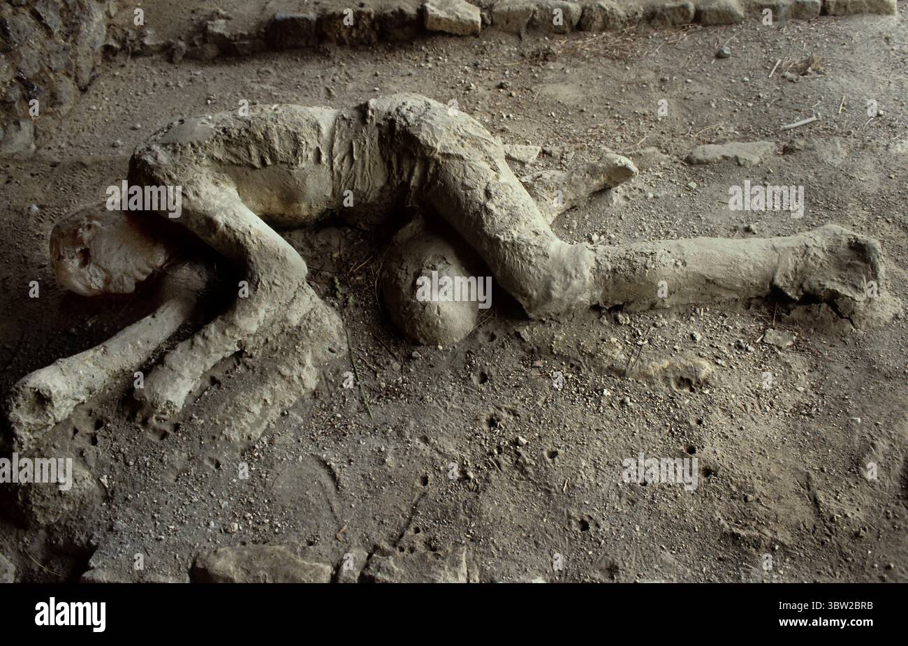Plâtre coulé d'un homme ou d'une femme, Pompéi Romain ruiné ville morts personnes victimes humaines plâtre corps plâtre Vésuve Italie Italien Romain Banque D'Images