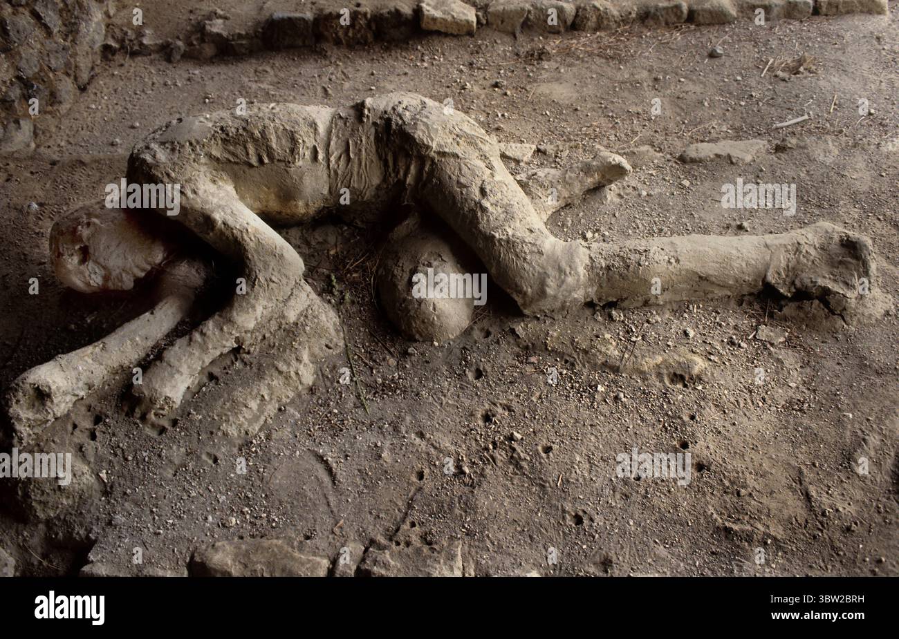Plâtre coulé d'un homme ou d'une femme, Pompéi Romain ruiné ville morts personnes victimes humaines plâtre corps plâtre Vésuve Italie Italien Romain Banque D'Images