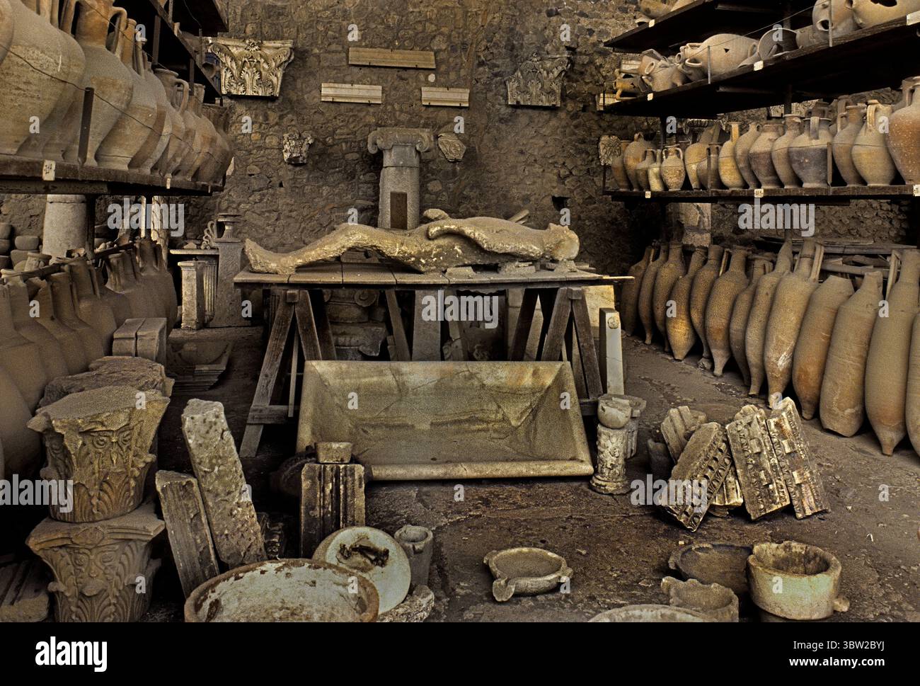 Plâtre coulé d'un homme ou d'une femme, Pompéi Romain ruiné ville morts personnes victimes humaines plâtre corps plâtre Vésuve Italie Italien Romain Banque D'Images