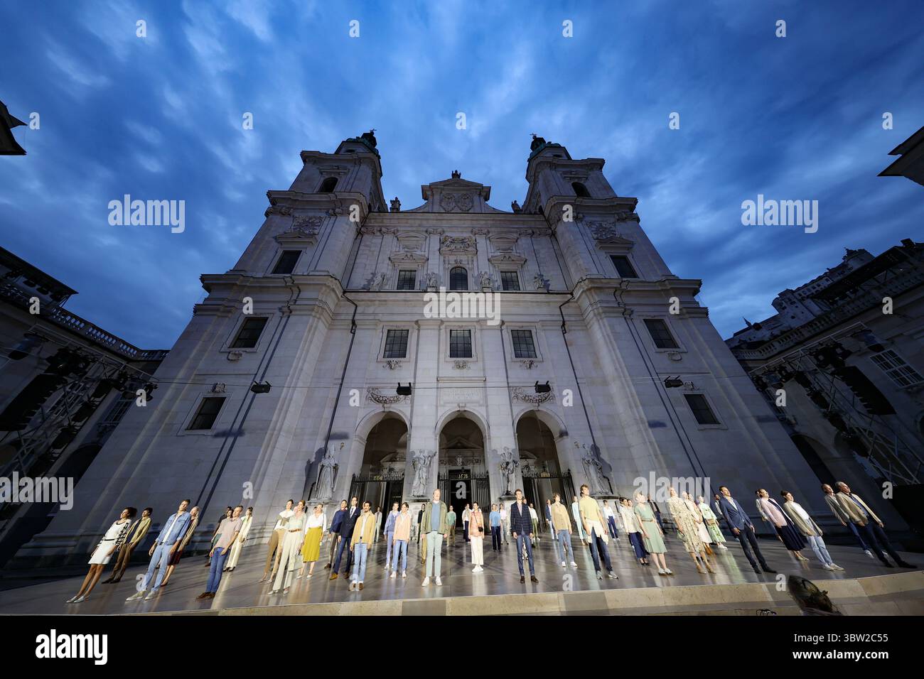 Salzbourg, Autriche. 15 juillet 2025. La répétition photographique de la pièce 'Jedermann' (Everman), qui sera présentée en première au Festi de Salzbourg (de gauche à droite) le 19 juillet, prise le mardi 15 juillet 2025, à la Domplatz à Salzbourg, Autriche. - 20250715_PD10909 crédit : APA-PictureDesk/Alamy Live News Banque D'Images