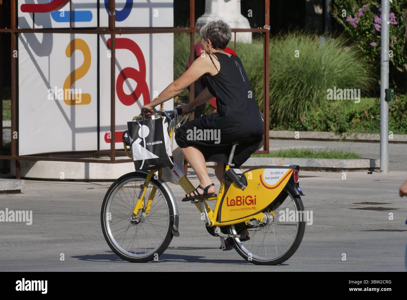 Cycliste dans la rue et les places de la ville de Bergame. Lombardie, Italie Banque D'Images