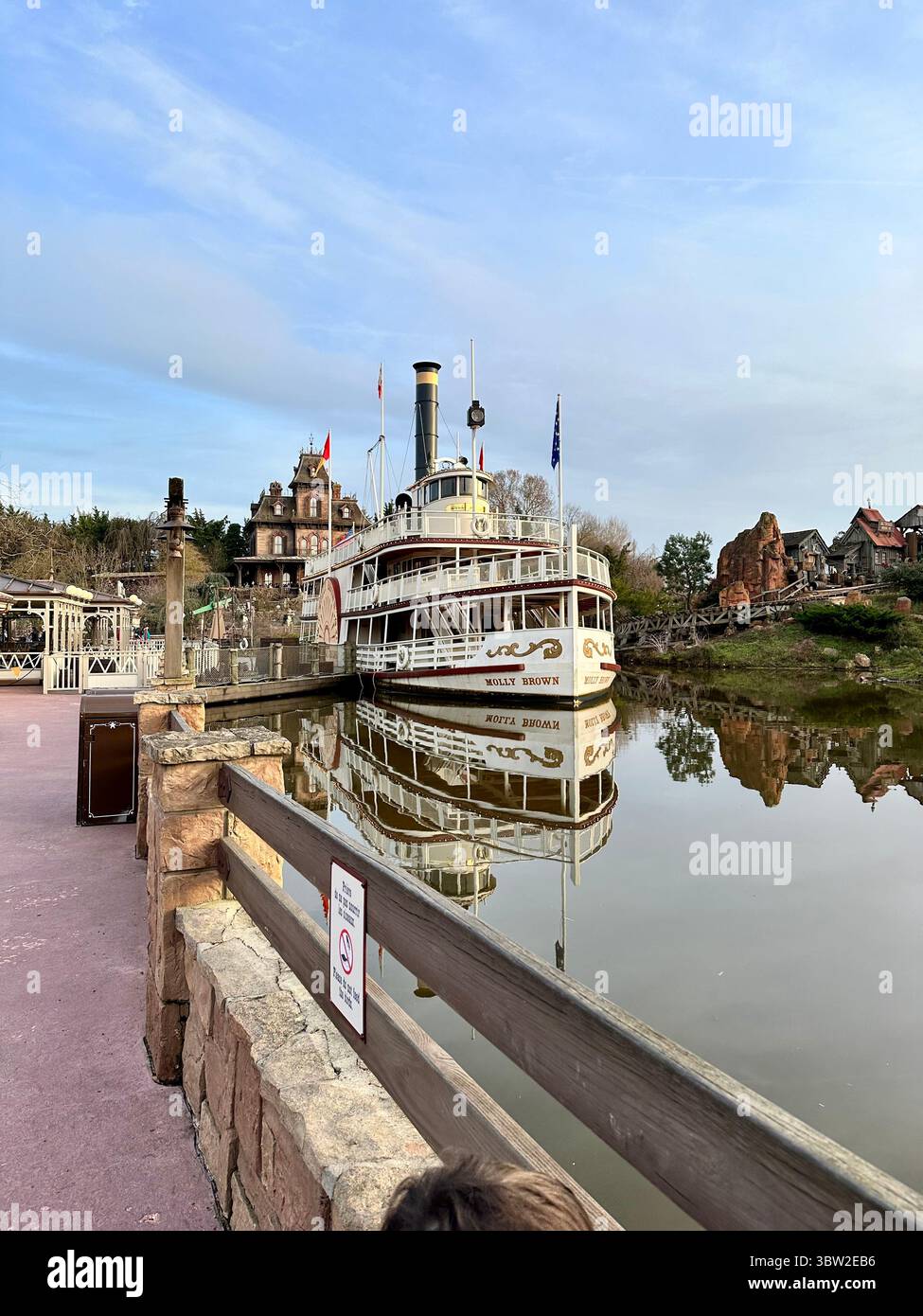 Bateau à aubes Molly Brown sur le lac Frontierland, Disneyland Paris, France Banque D'Images