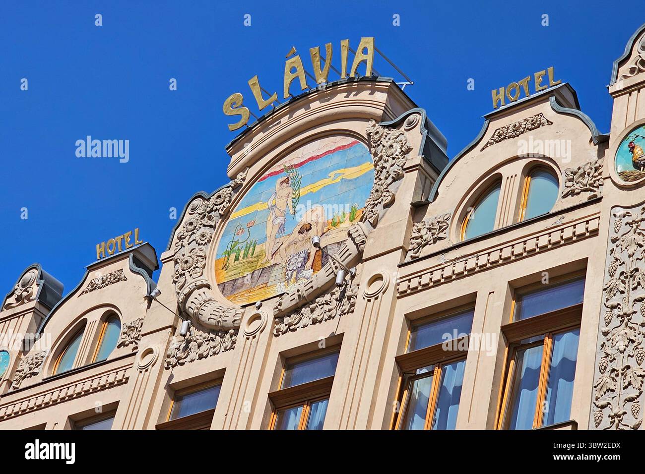 Kosice, Slovaquie - 26 mai 2025 : bâtiment médiéval du XVe siècle (maison Levocsky) avec le plus ancien restaurant et le célèbre hôtel « Slavia » Banque D'Images Kosice, Slovaquie - 26 mai 2025 : bâtiment médiéval du XVe siècle (maison Levocsky) avec le plus ancien restaurant et le célèbre hôtel « Slavia » Banque D'Images