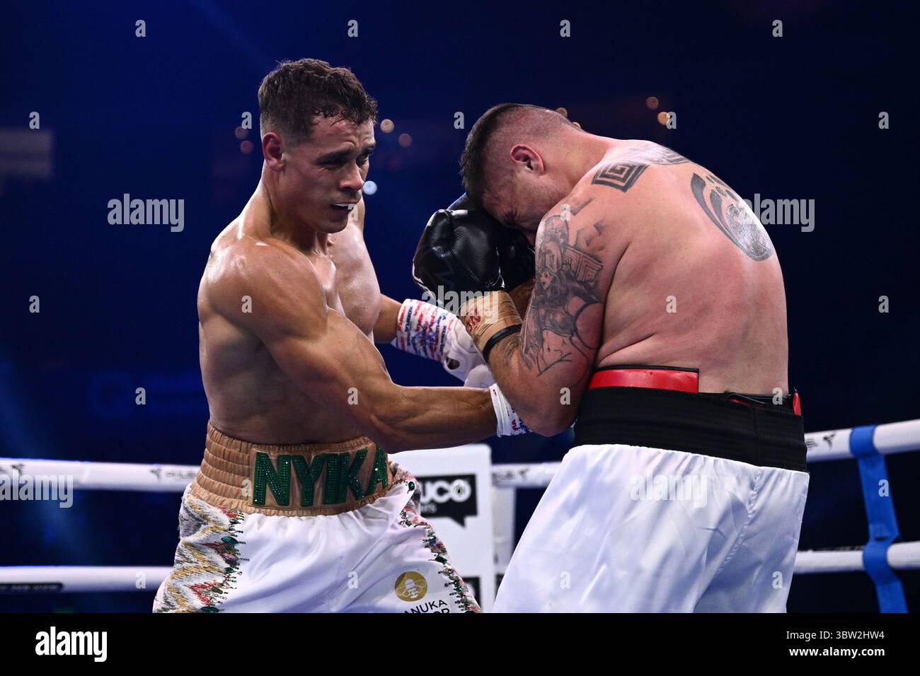 Sydney, Australie. 16 juillet 2025. David Nyika et Nikolas Charalampous lors de leur combat sous carte avant le match de boxe entre Paul Gallen et Sonny Bill Williams au Qudos Bank Arena à Sydney, mercredi 16 juillet 2025. (AAP image/Dan Himbrechts) PAS D'ARCHIVAGE, USAGE ÉDITORIAL UNIQUEMENT crédit : Australian Associated Press/Alamy Live News Banque D'Images